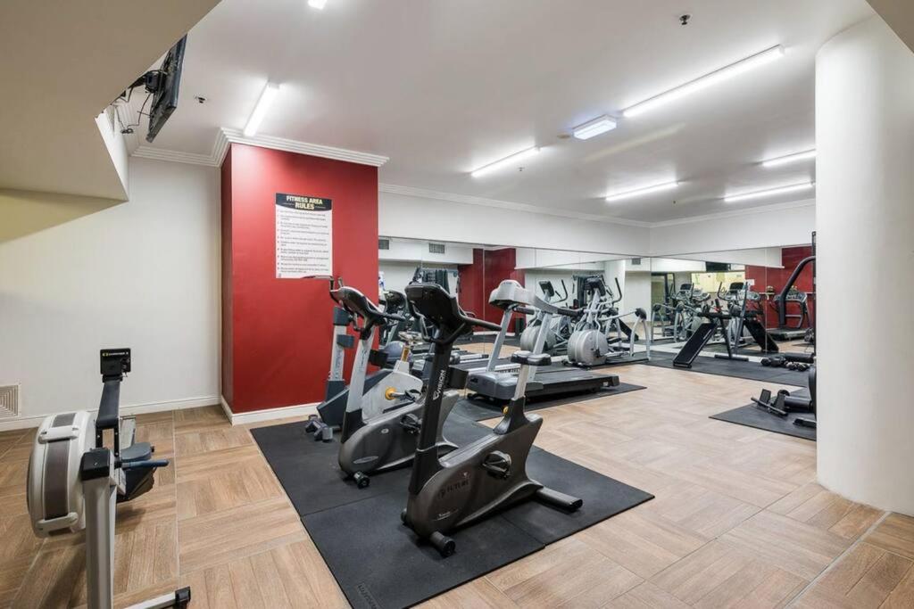 Riverview 2B2B apt in CBD w/parking, pool, gym