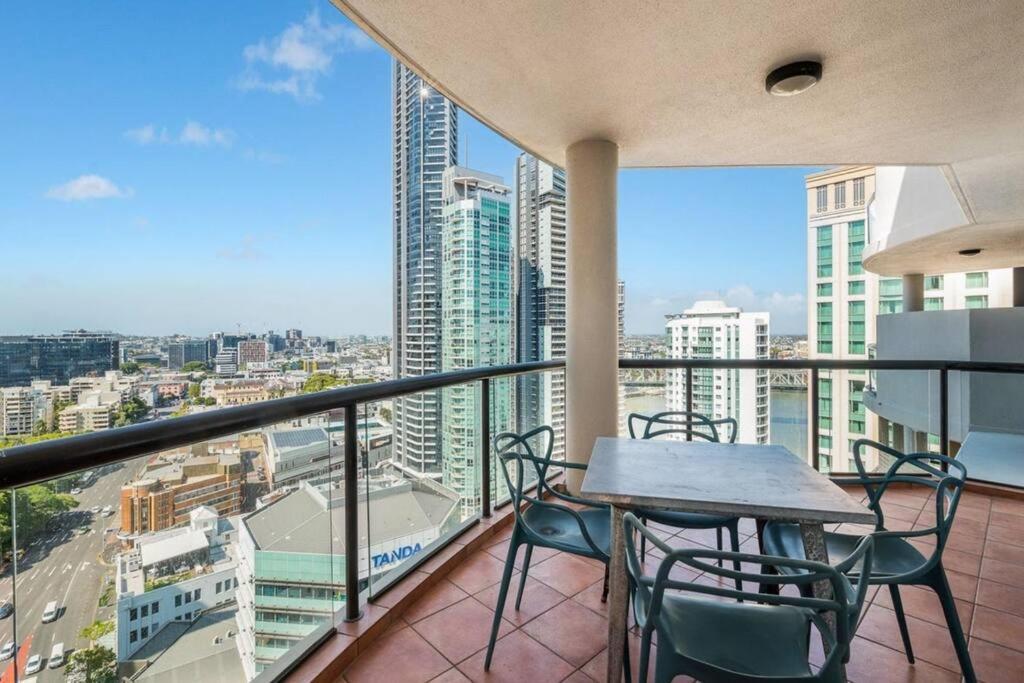 Riverview 2B2B apt in CBD w/parking, pool, gym