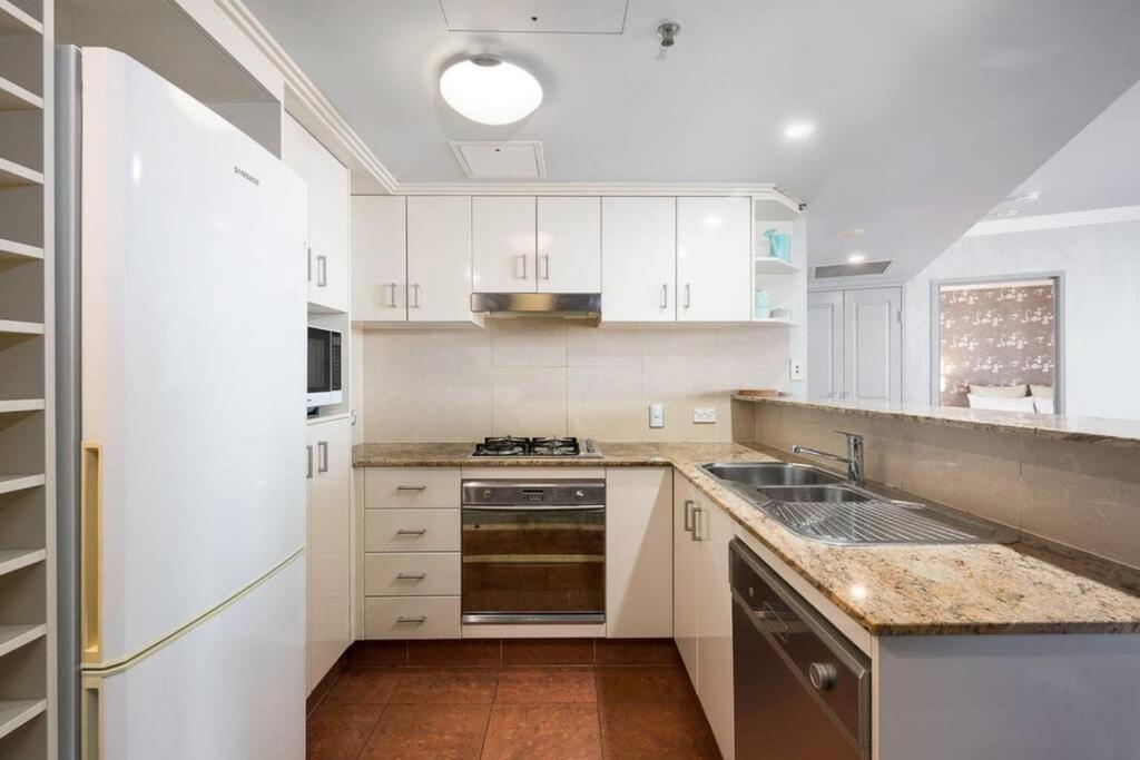 Riverview 2B2B apt in CBD w/parking, pool, gym
