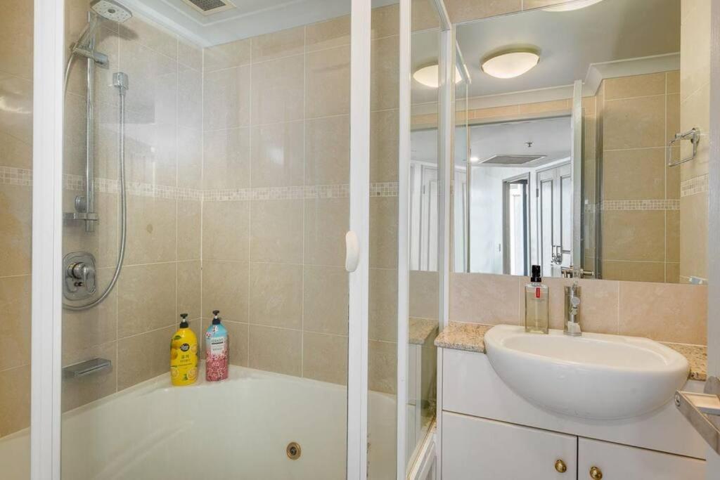 Riverview 2B2B apt in CBD w/parking, pool, gym