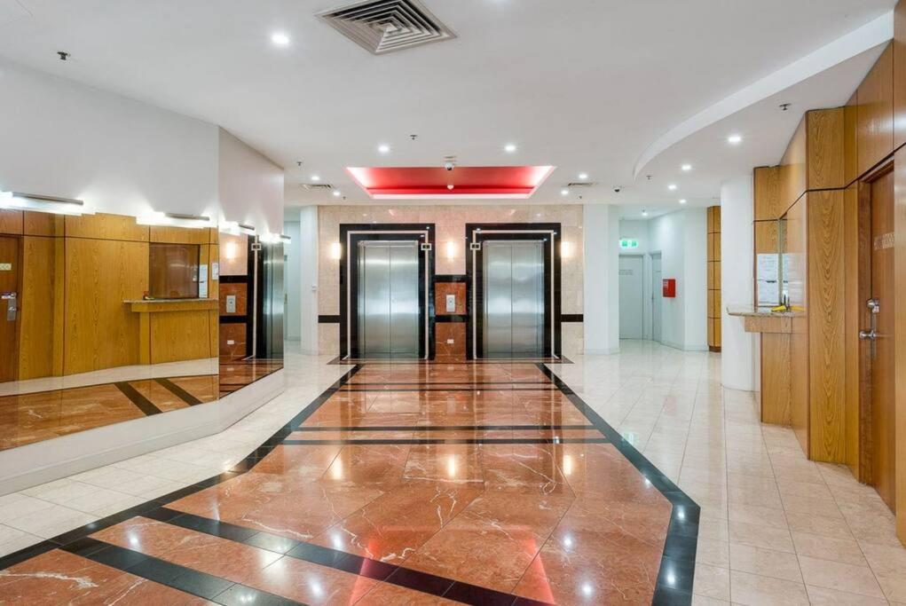 Riverview 2B2B apt in CBD w/parking, pool, gym