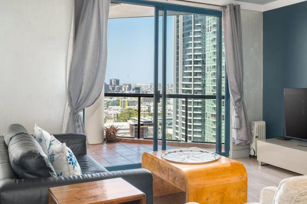Riverview 2B2B apt in CBD w/parking, pool, gym