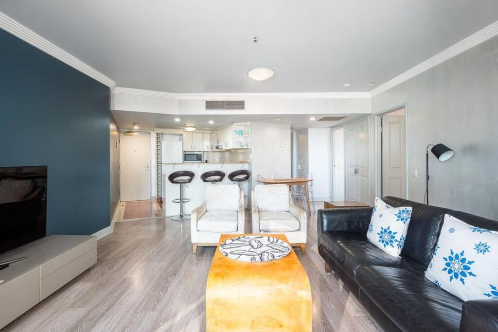 Riverview 2B2B apt in CBD w/parking, pool, gym
