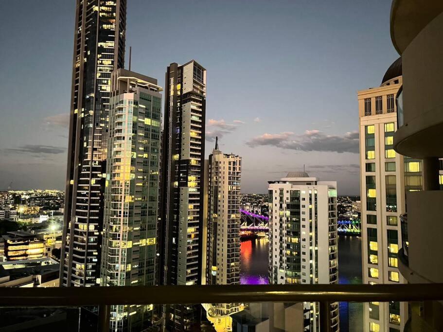 Riverview 2B2B apt in CBD w/parking, pool, gym