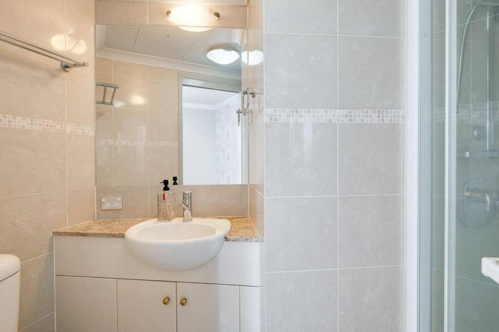 Riverview 2B2B apt in CBD w/parking, pool, gym