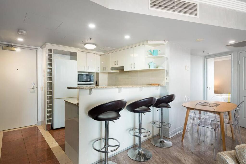 Riverview 2B2B apt in CBD w/parking, pool, gym