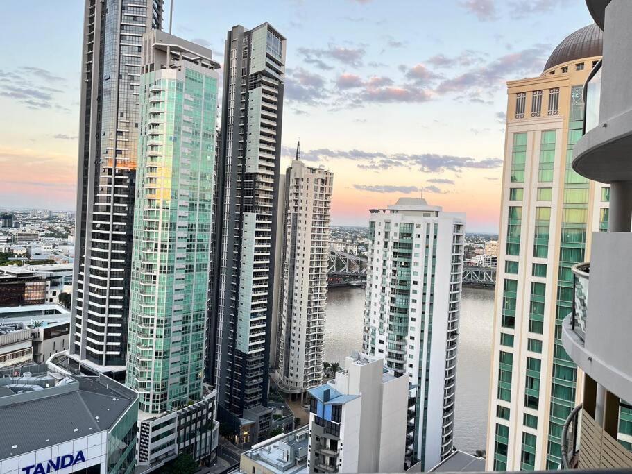Riverview 2B2B apt in CBD w/parking, pool, gym