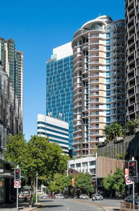 Riverview 2B2B apt in CBD w/parking, pool, gym