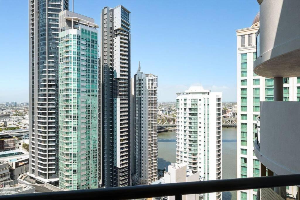 Riverview 2B2B apt in CBD w/parking, pool, gym