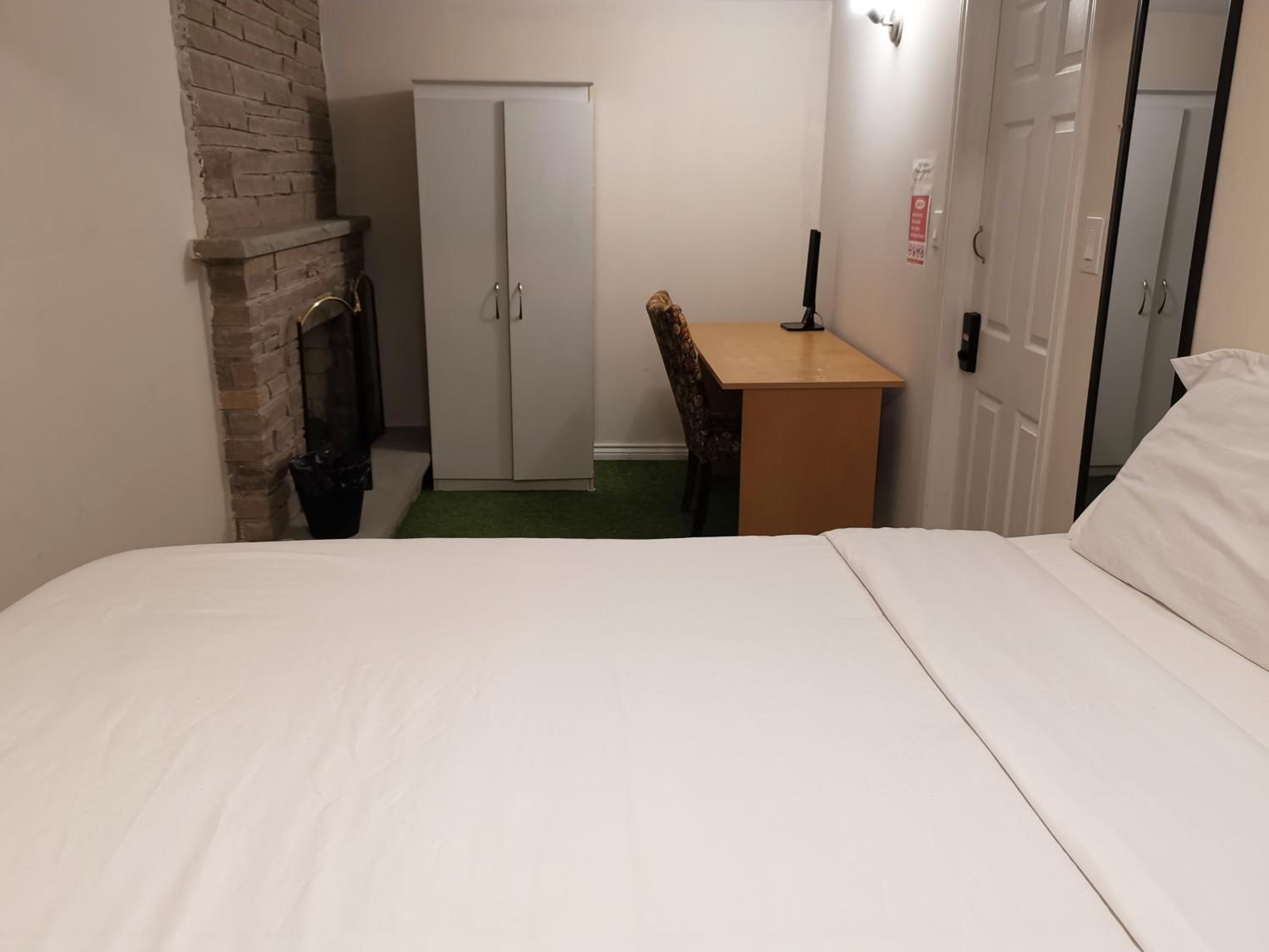Private Rooms in House in North York Shared Kitchen