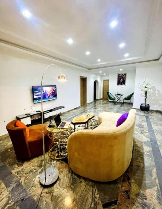 Luxury Oasis 1 - Entire 1 Bedroom Apartment in Abuja with Pool, Games, WiFi, Balcony, and Garden view 3