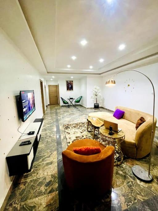 Luxury Oasis 1 - Entire 1 Bedroom Apartment in Abuja with Pool, Games, WiFi, Balcony, and Garden view 4