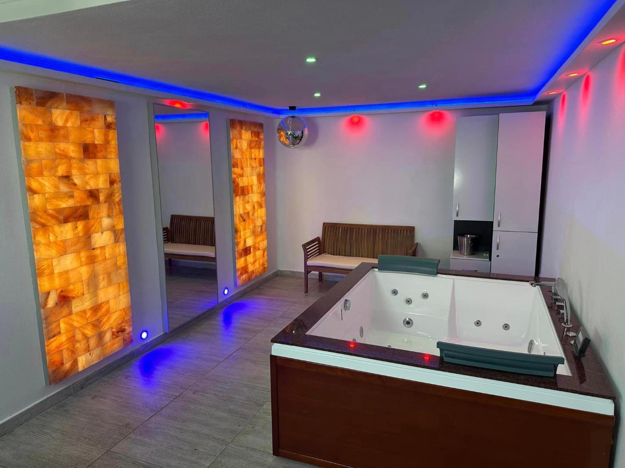 Regim Hotel Hanea jacuzzi in camera,piscina exterioara si sauna comuna view 3