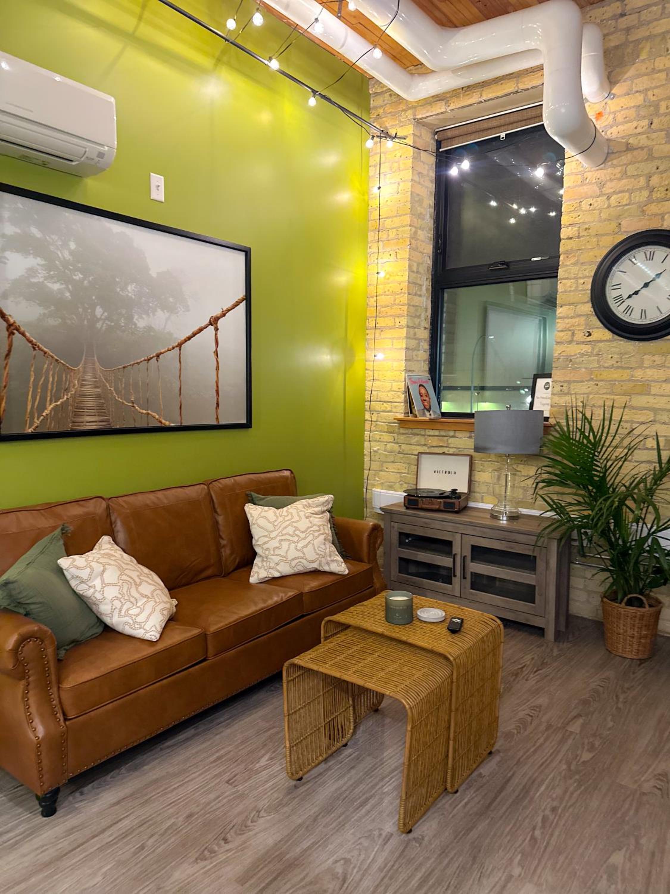 Heart of the City: Cozy 2-Bed Loft