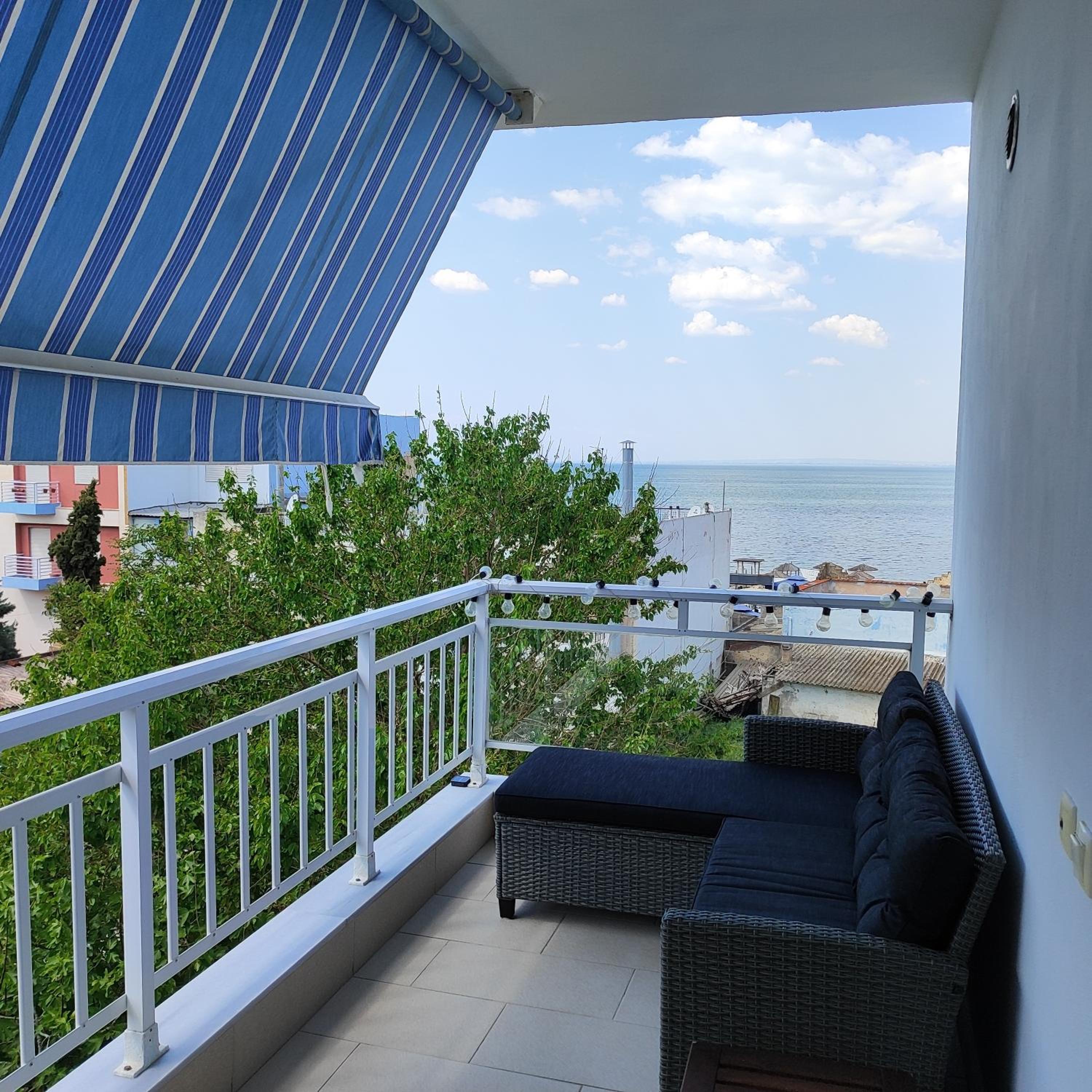 Christina-2 en Perea — balance & terrace
