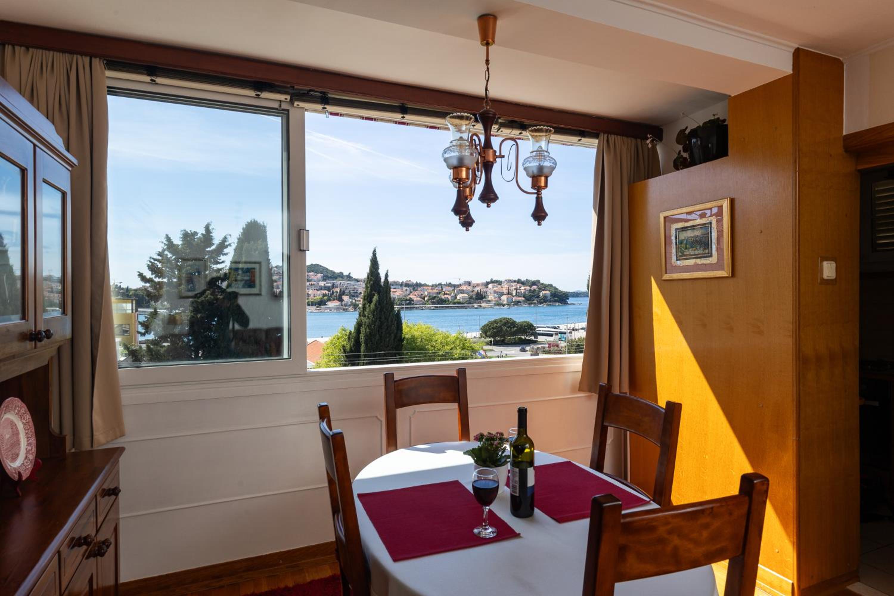 Apartment One , sea view , free parking