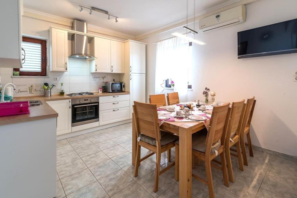 Visnja 1 - apartment with private pool and seaview view 4