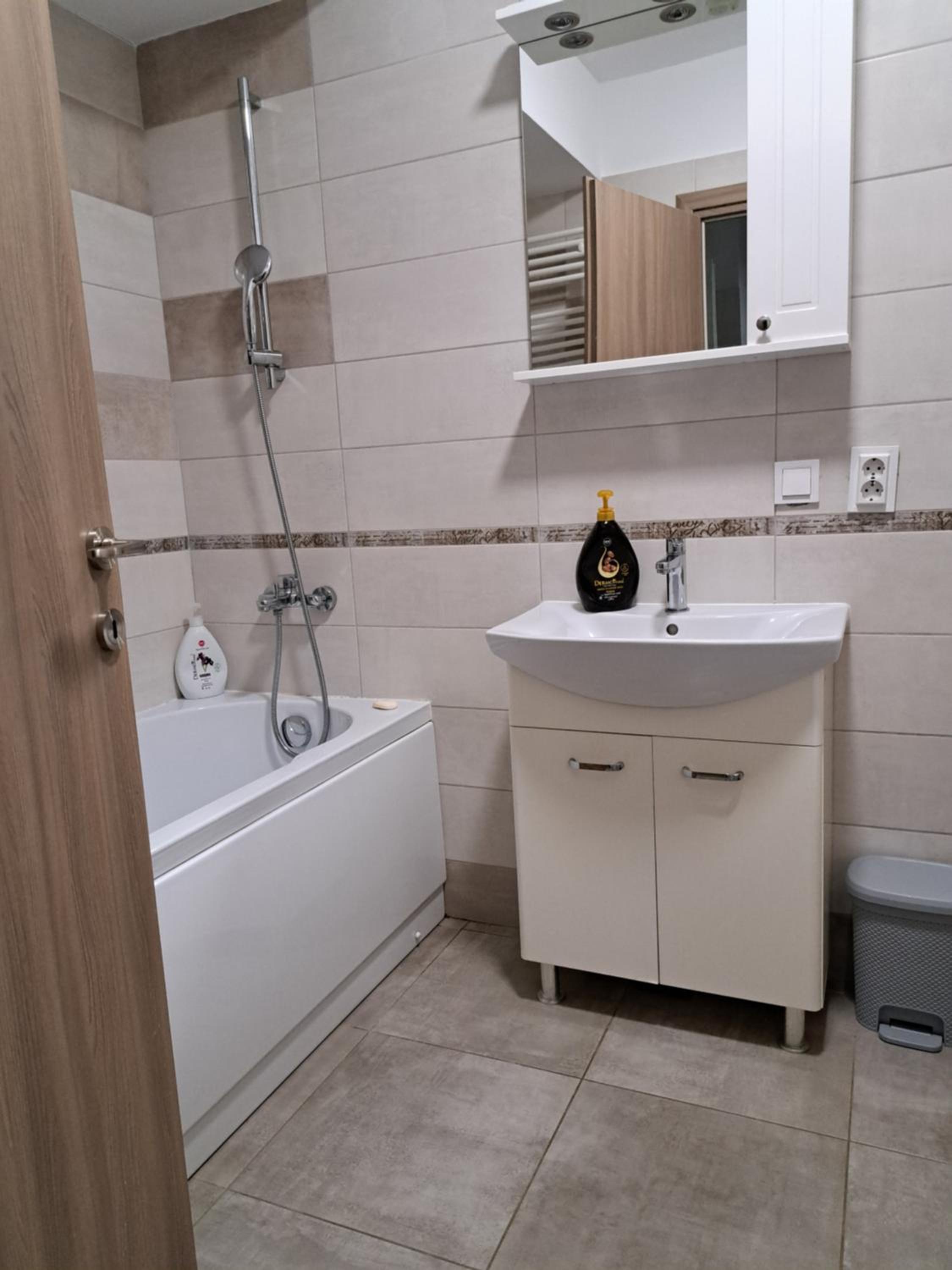 Fiald Apartament nou