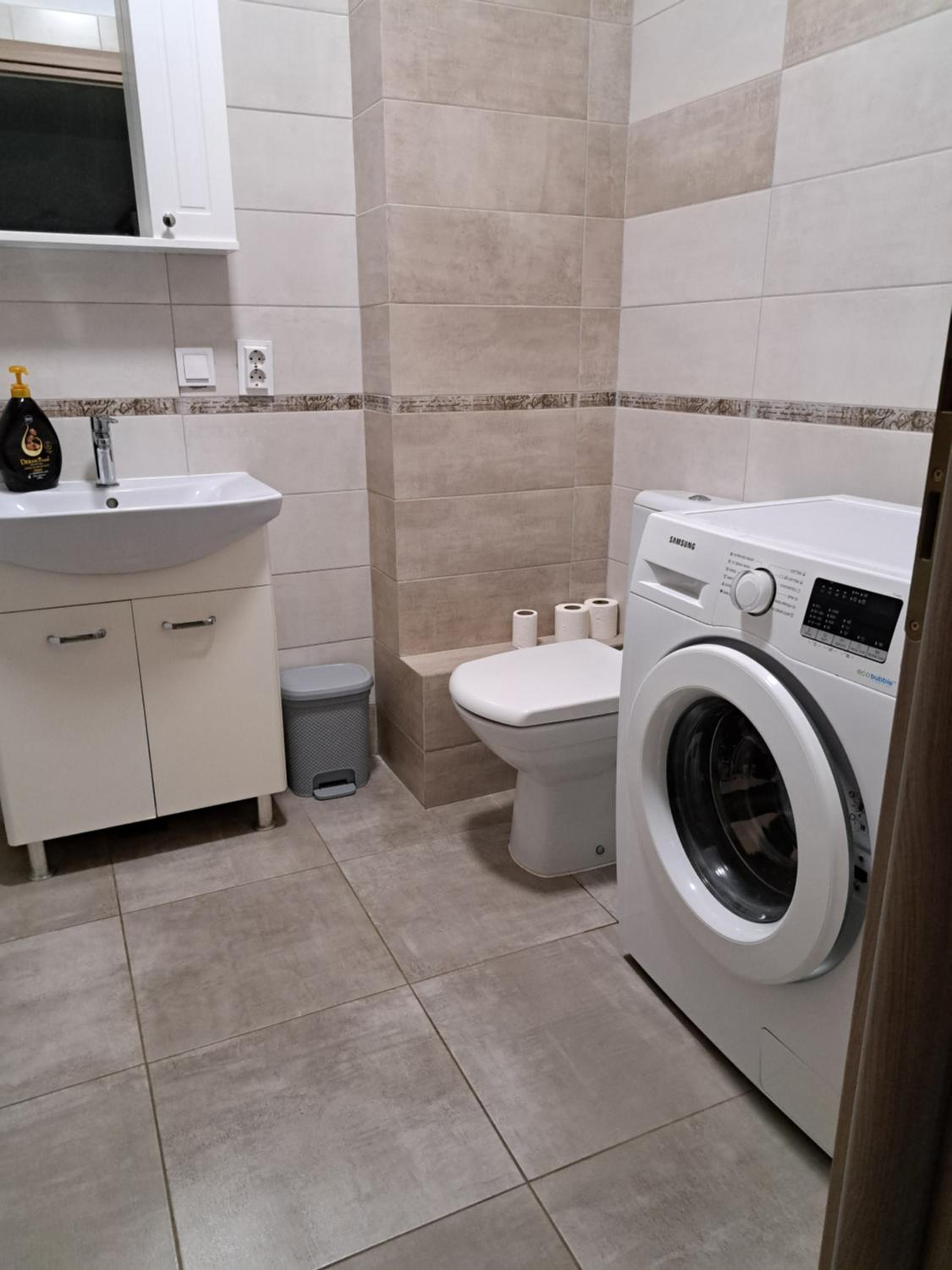 Fiald Apartament nou
