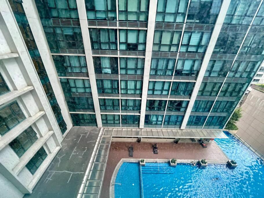 Zen 1BR One Uptown BGC w/ Netflix, Pool & Gym view 3