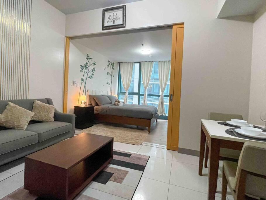 Zen 1BR One Uptown BGC w/ Netflix, Pool & Gym view 5
