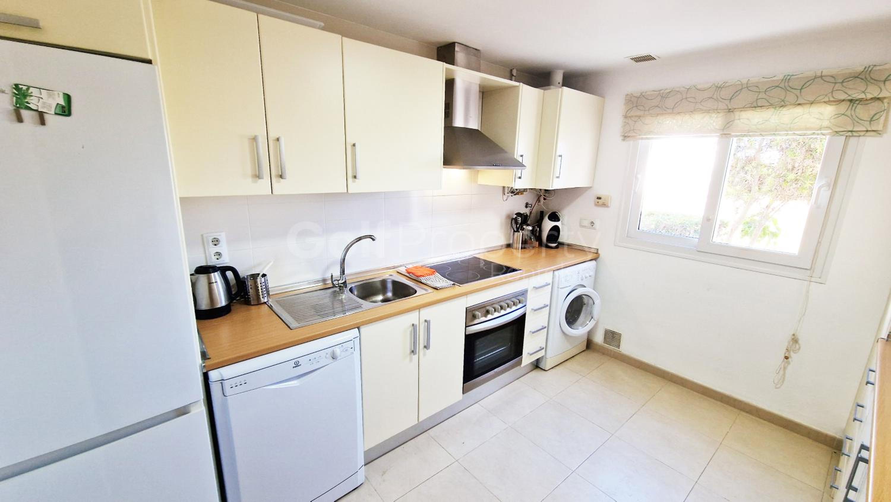 Spacious Ground Floor Apartment, Free WiFi, Patio, AC view 2