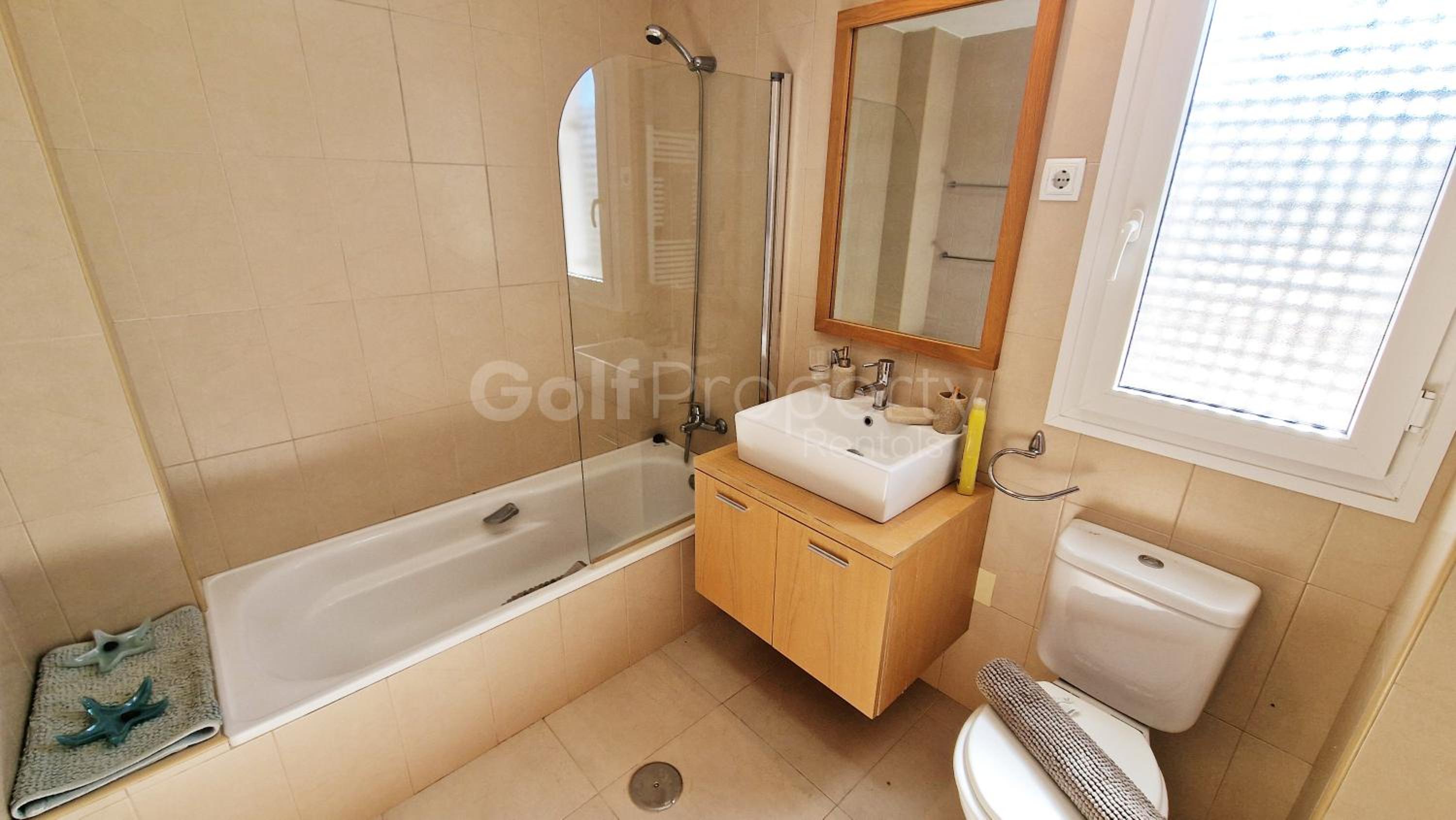Spacious Ground Floor Apartment, Free WiFi, Patio, AC view 5