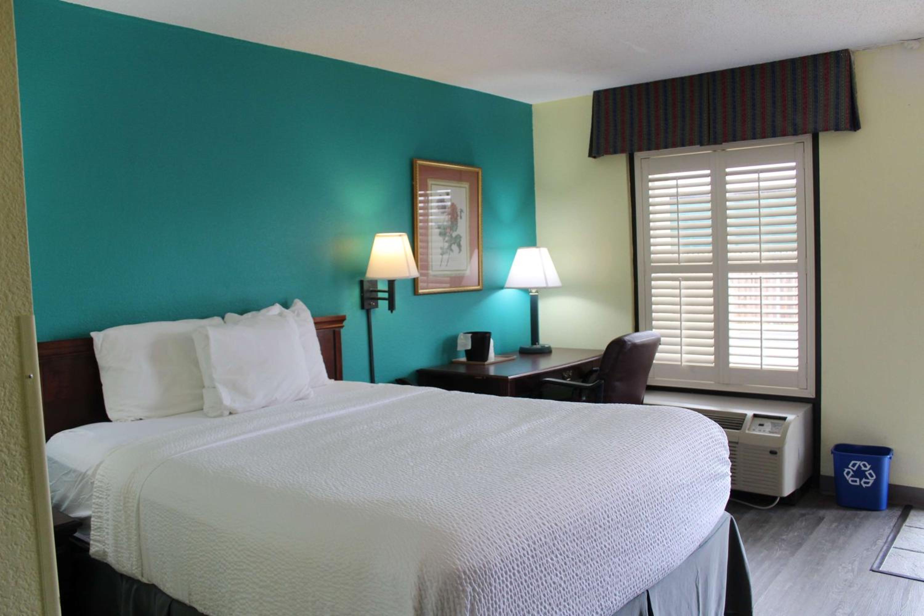 Marianna Vacations - Days Inn by Wyndham Marianna - Property Image 68