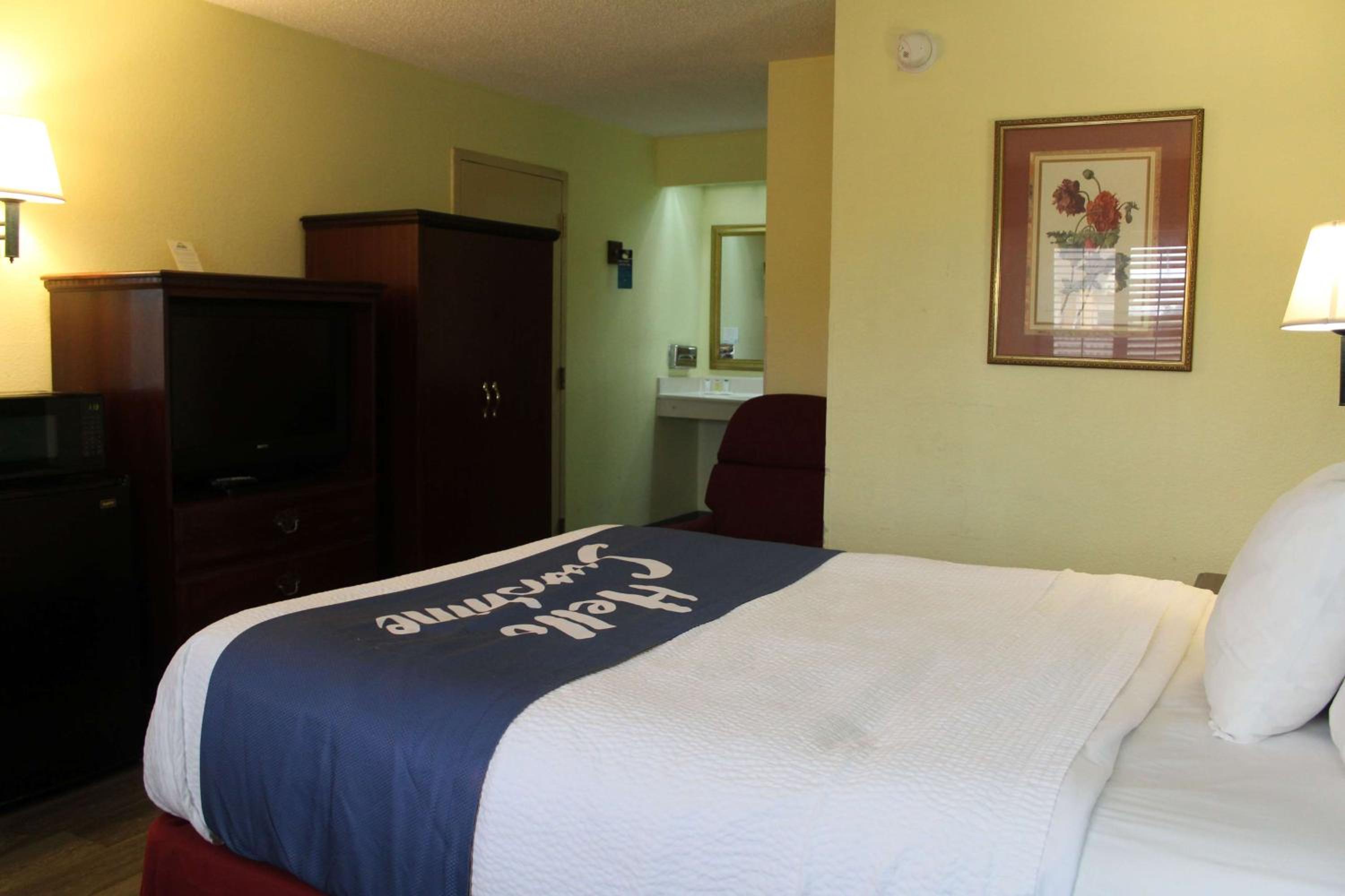 Marianna Vacations - Days Inn by Wyndham Marianna - Property Image 62