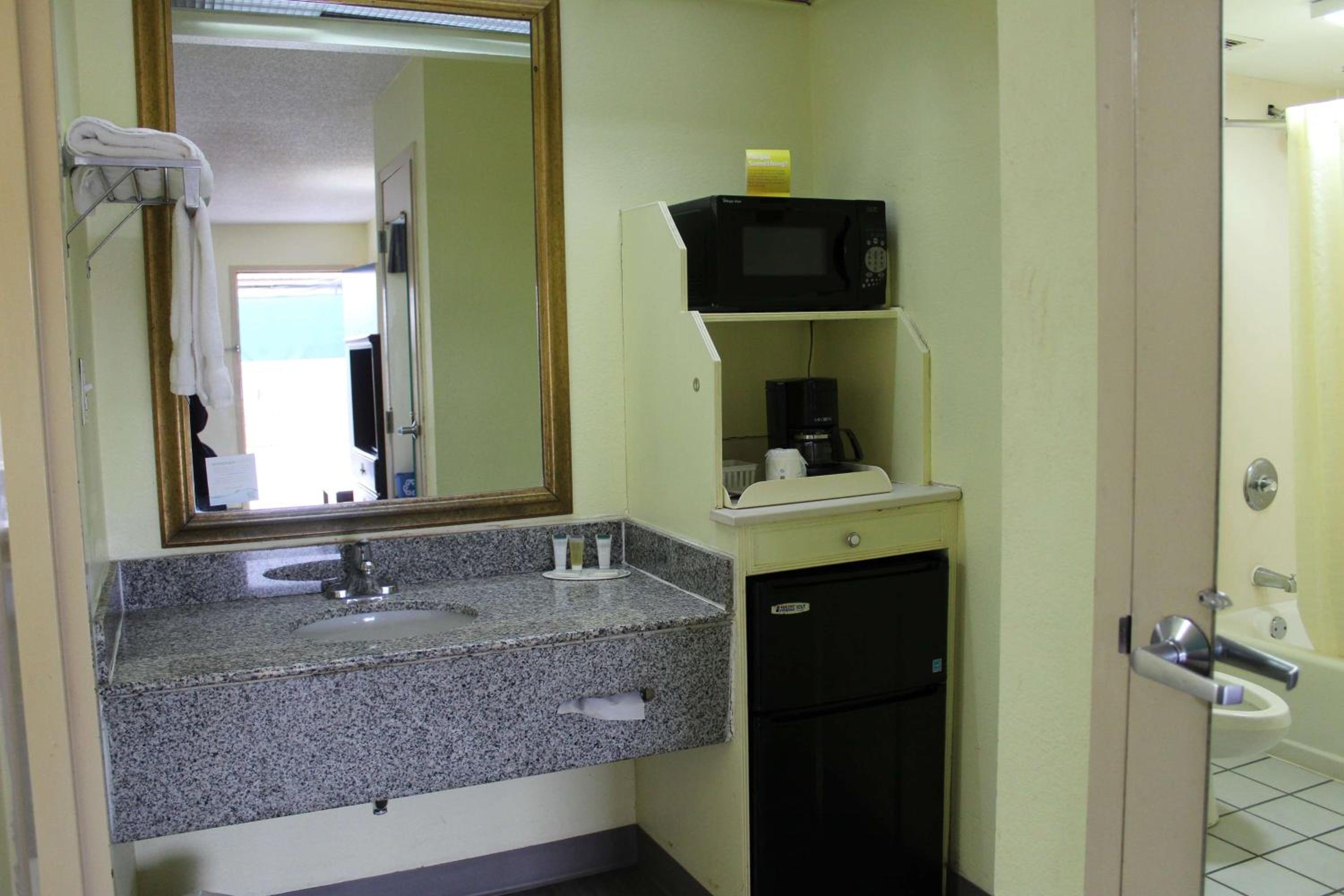 Marianna Vacations - Days Inn by Wyndham Marianna - Property Image 61