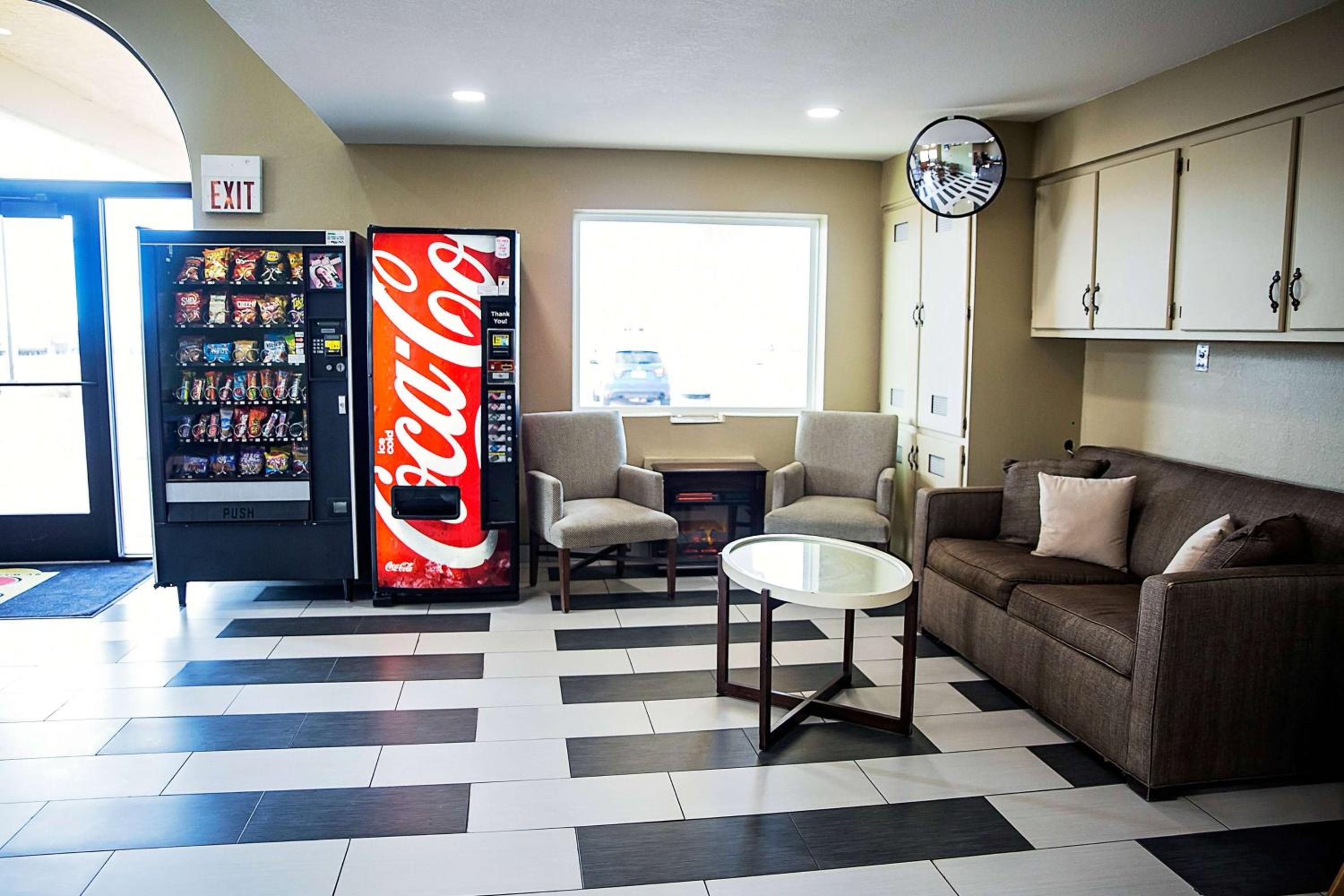 Holbrook Vacations - Super 8 by Wyndham Holbrook - Property Image 3