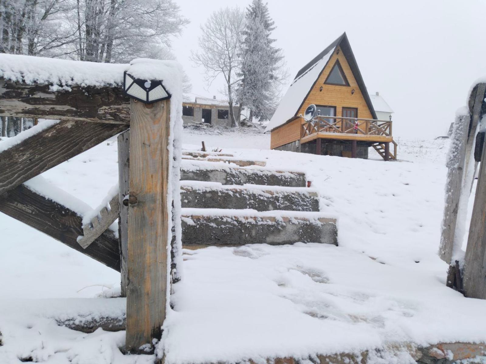 Koliba Luča Smrčevo Brdo view 2