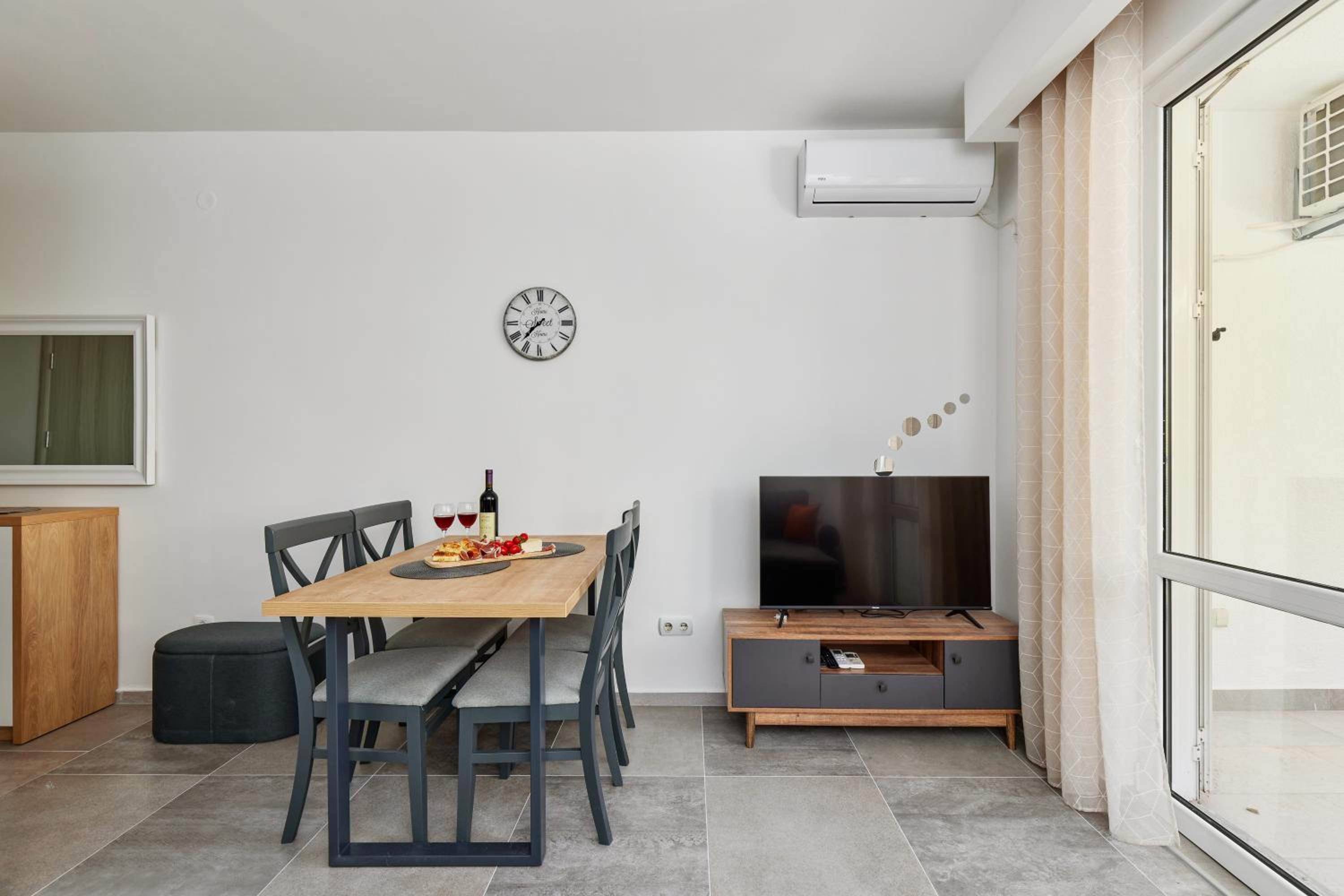 Apartment Hill with Free Garage Spot