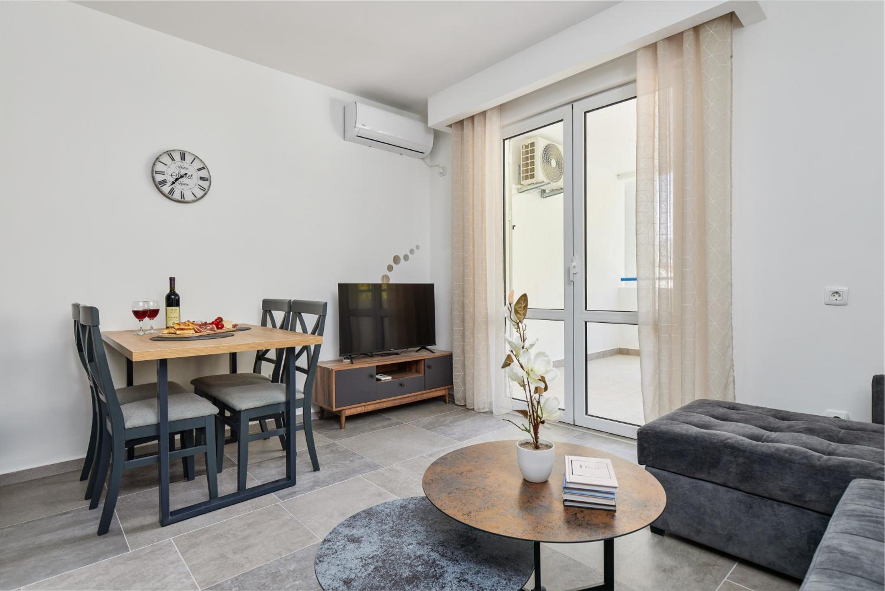 Apartment Hill with Free Garage Spot