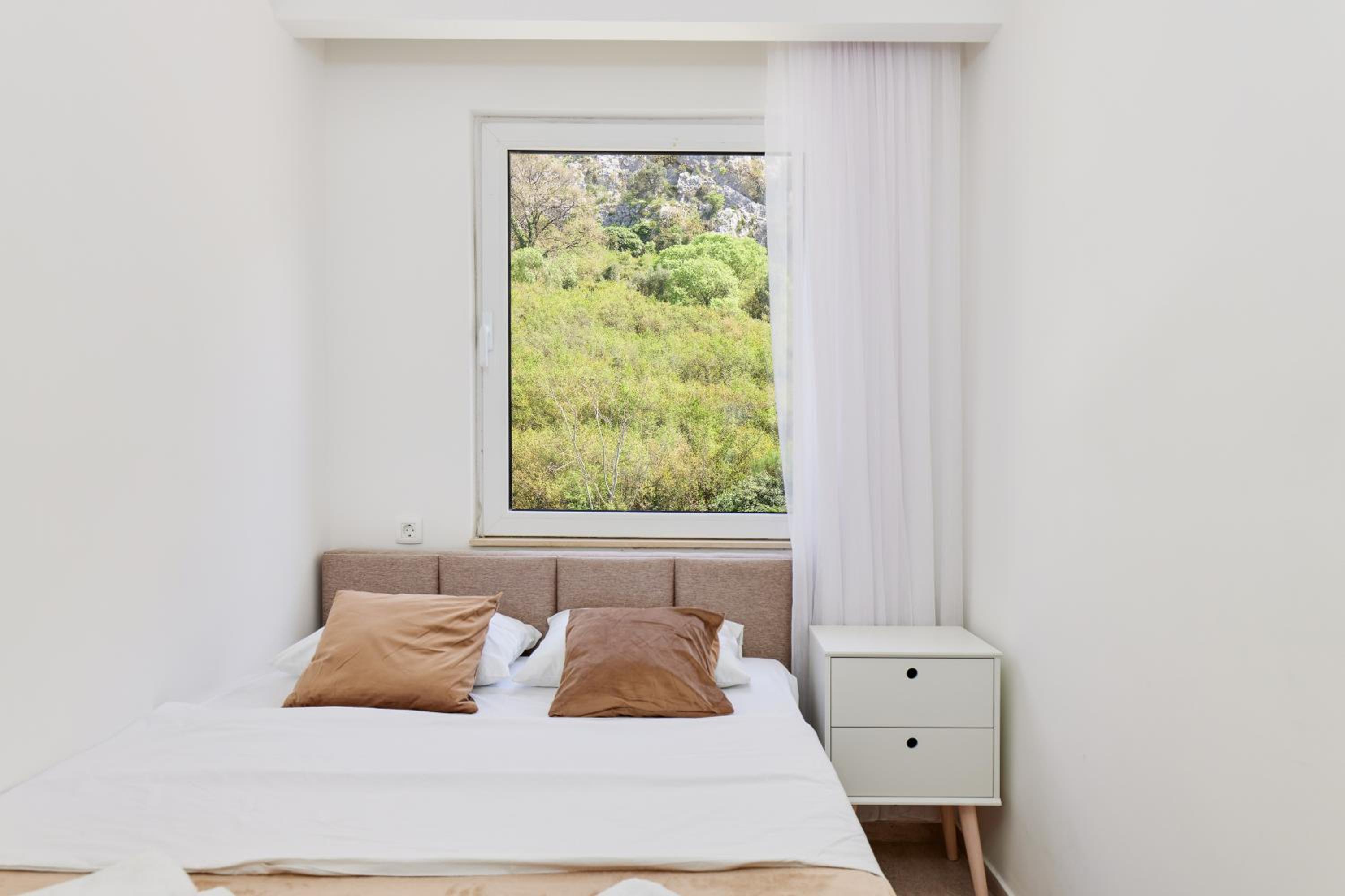 Apartment Hill with Free Garage Spot