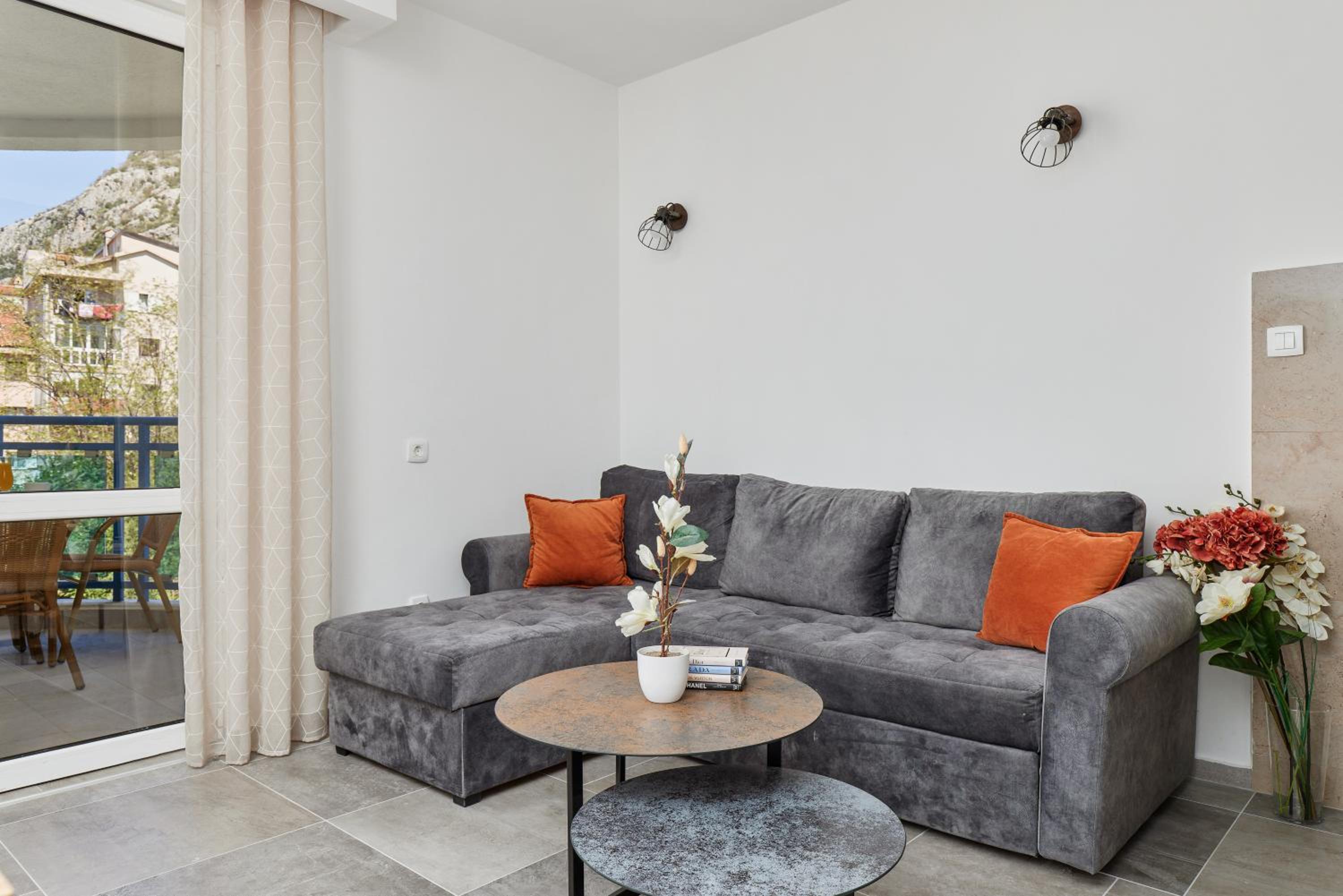 Apartment Hill with Free Garage Spot