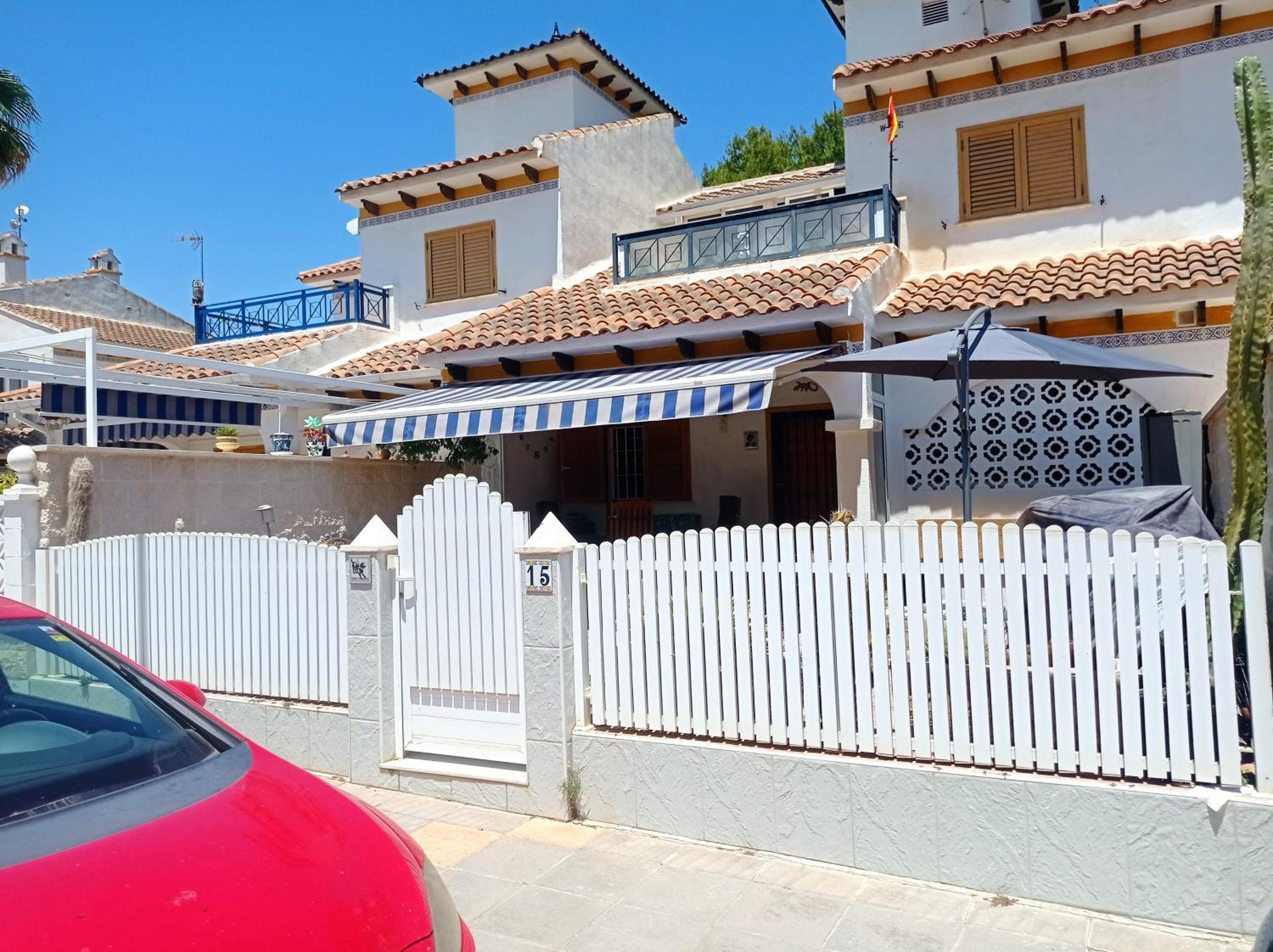 Chalet adosado en RIOMAR-3, urbanización residencial privada