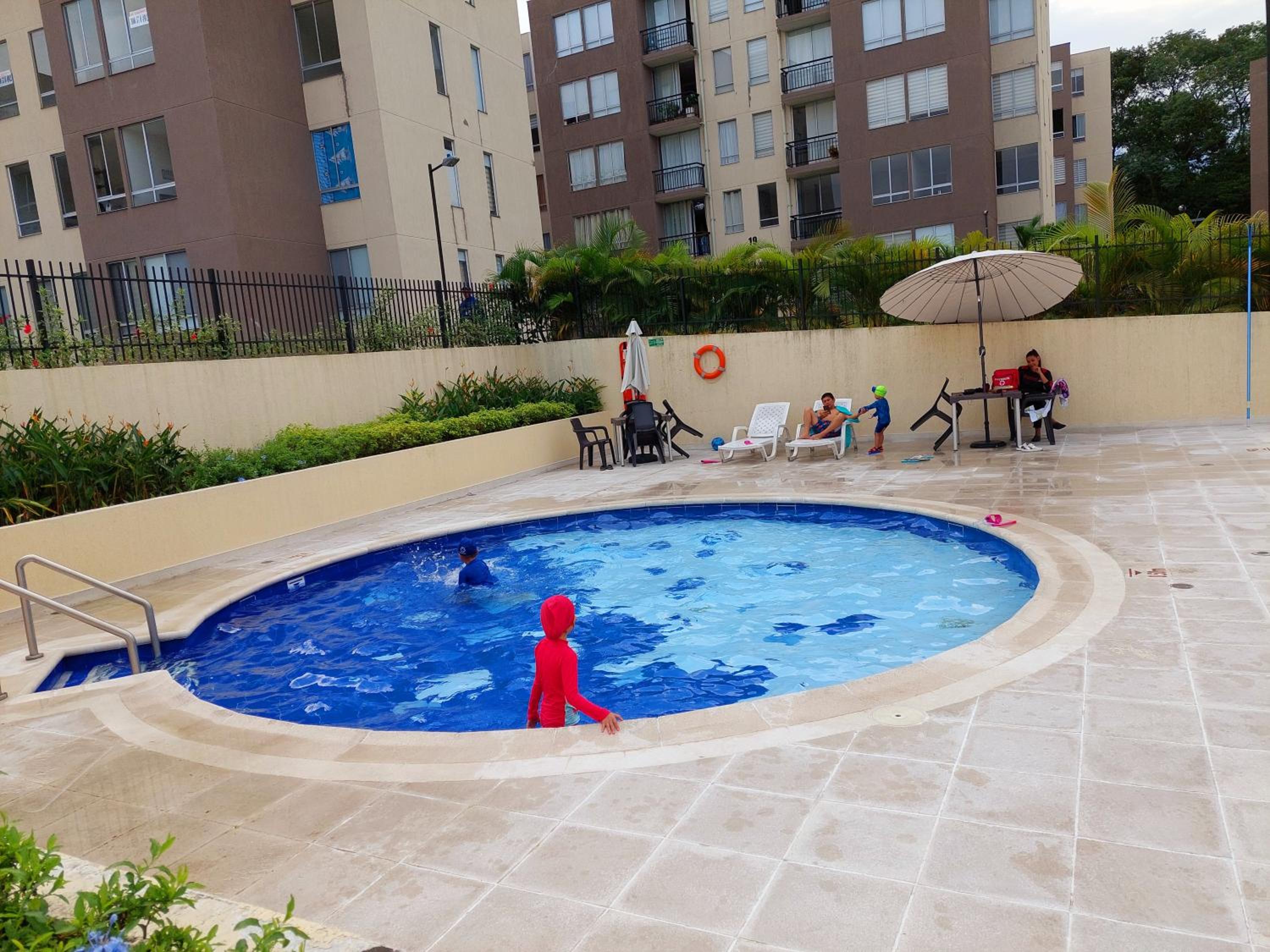 Apartamento en condominio con piscina
