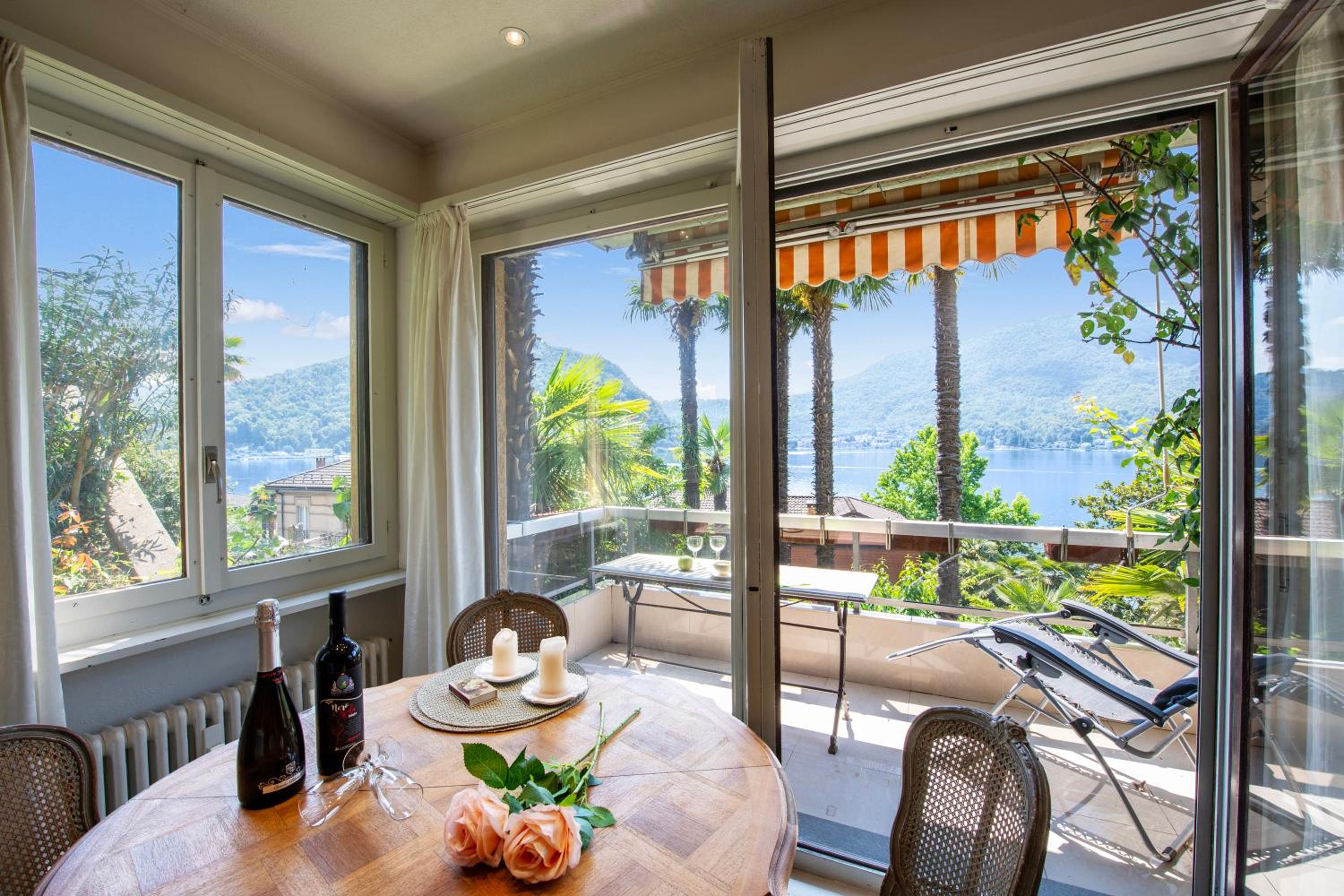Queen Lake View Apartment with Terrace - Happy Rentals