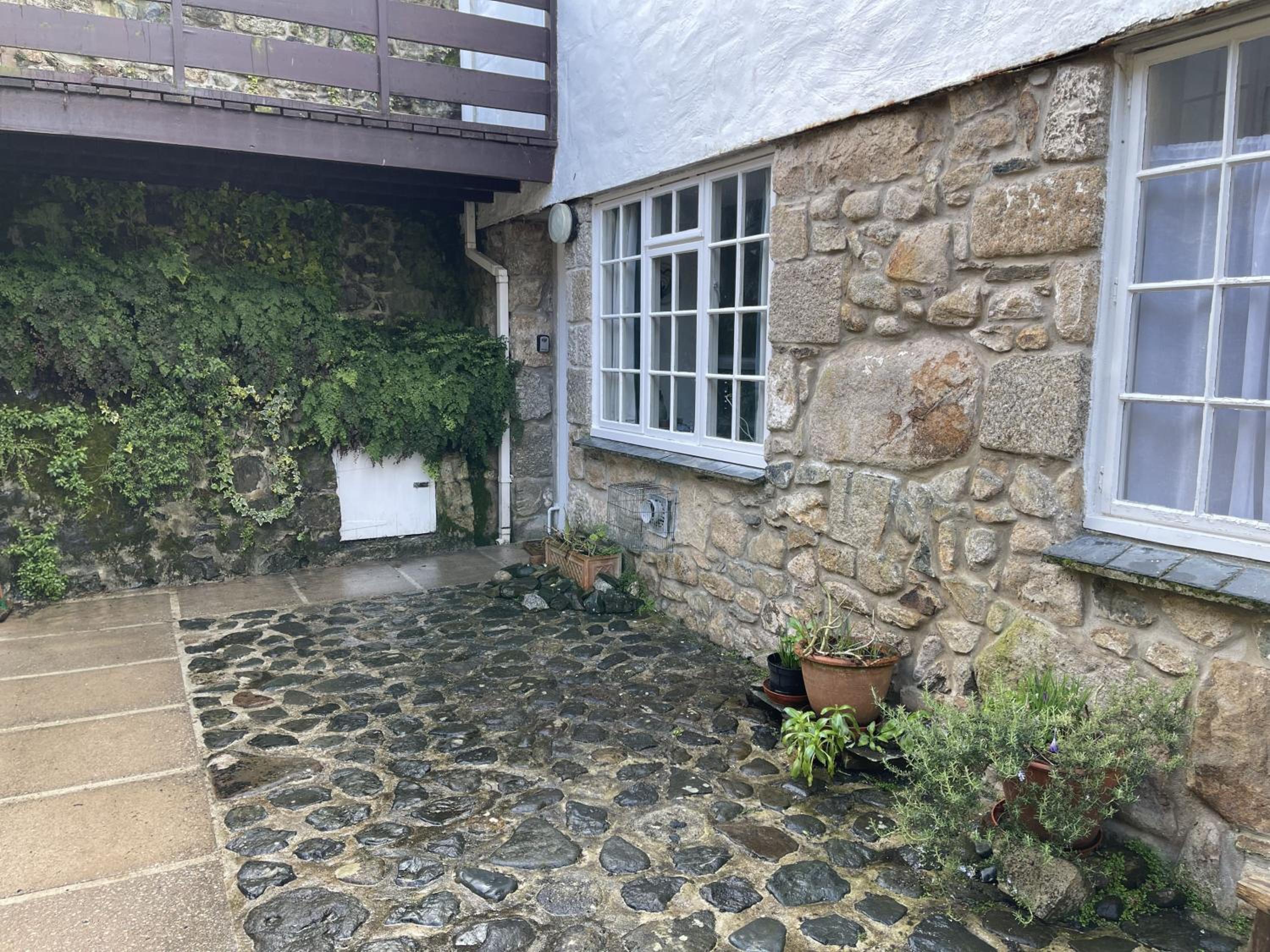 3 Redfern Court