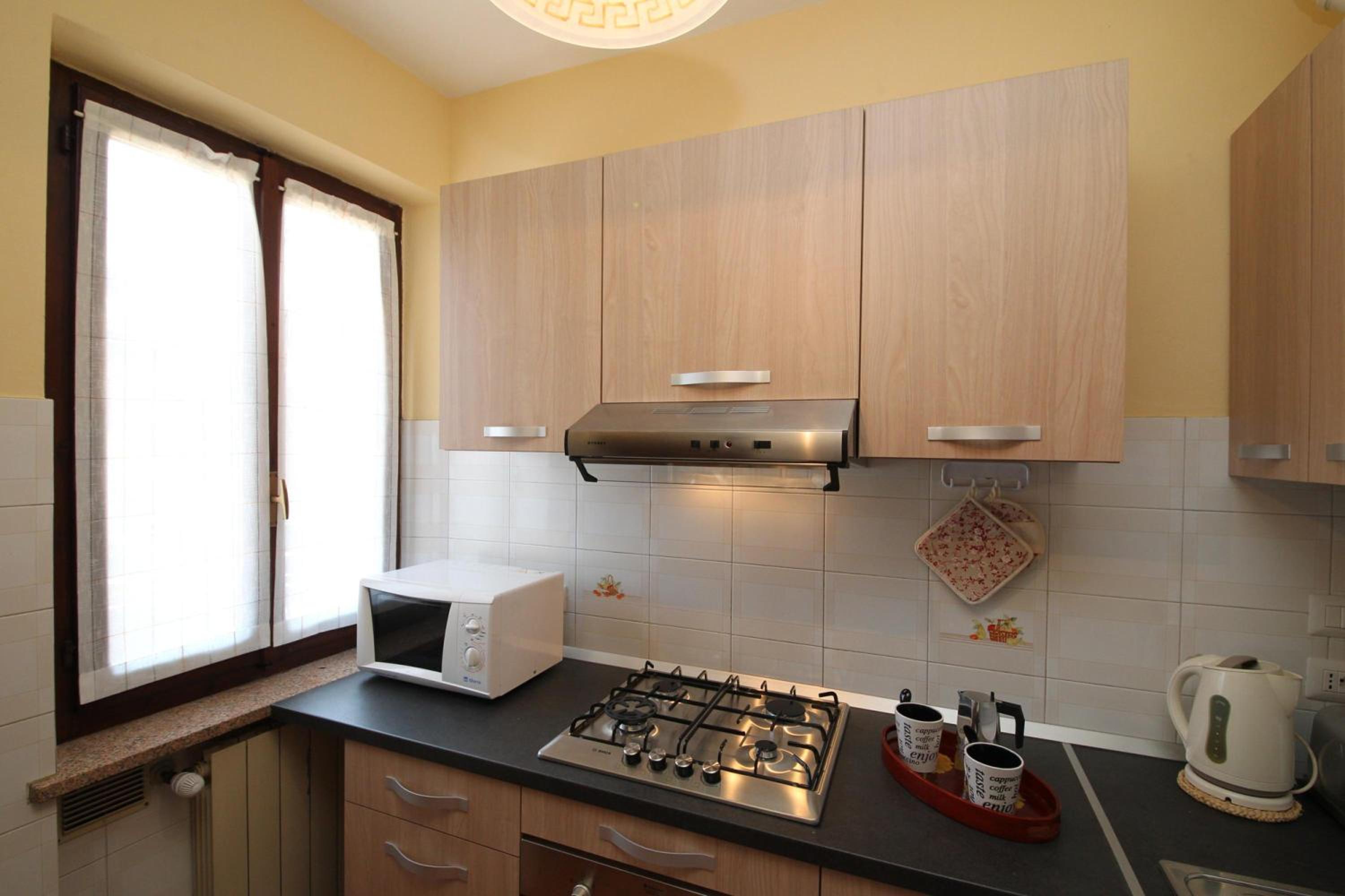 Sunrise in Baveno: Apartment for 4 with Balcony - Happy Rentals