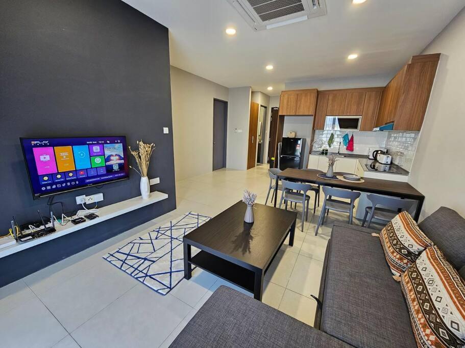 Kuching Podium Opposite Mall 3BR free parking with Pool A1 photo 1