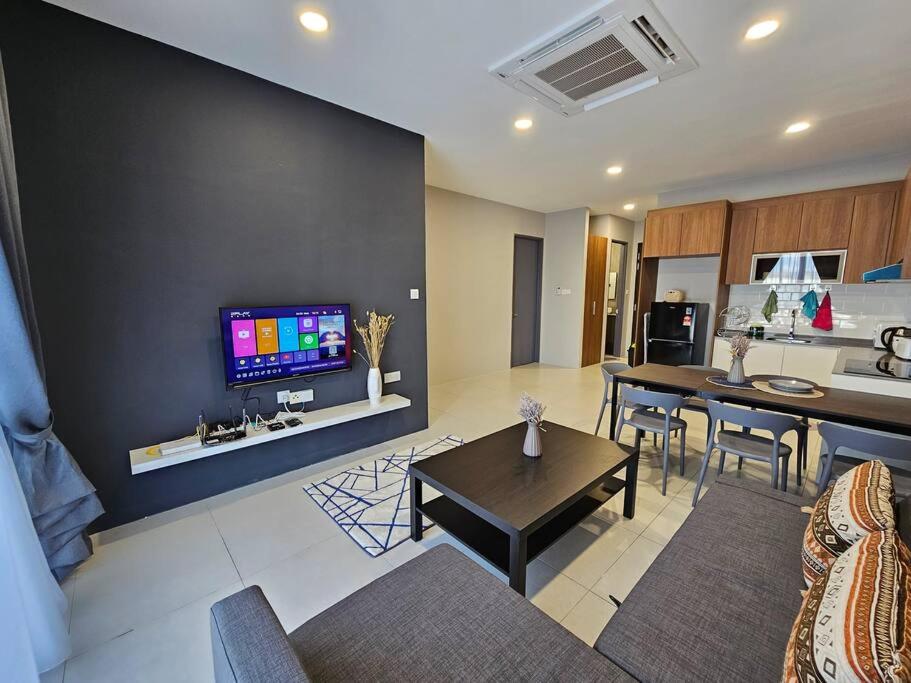 Kuching Podium Opposite Mall 3BR free parking with Pool A2 photo 1