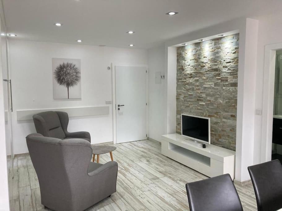 Renovated Studio | Dream Views • Balcony • Free Parking