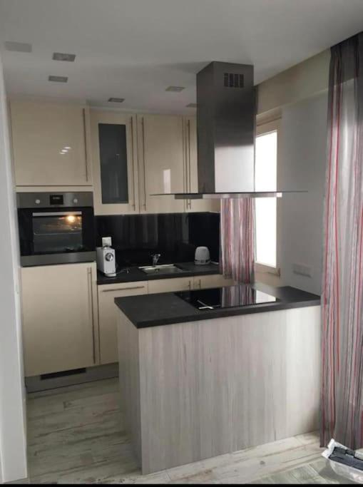 Renovated Studio | Dream Views • Balcony • Free Parking