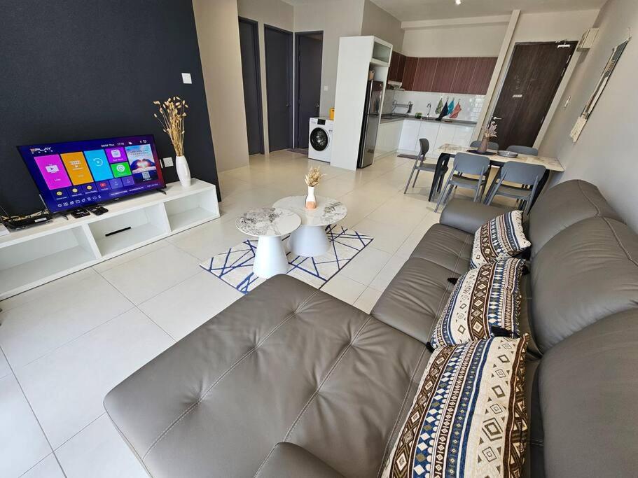 Kuching Podium Opposite Mall 3BR free parking with Pool A3 view 3