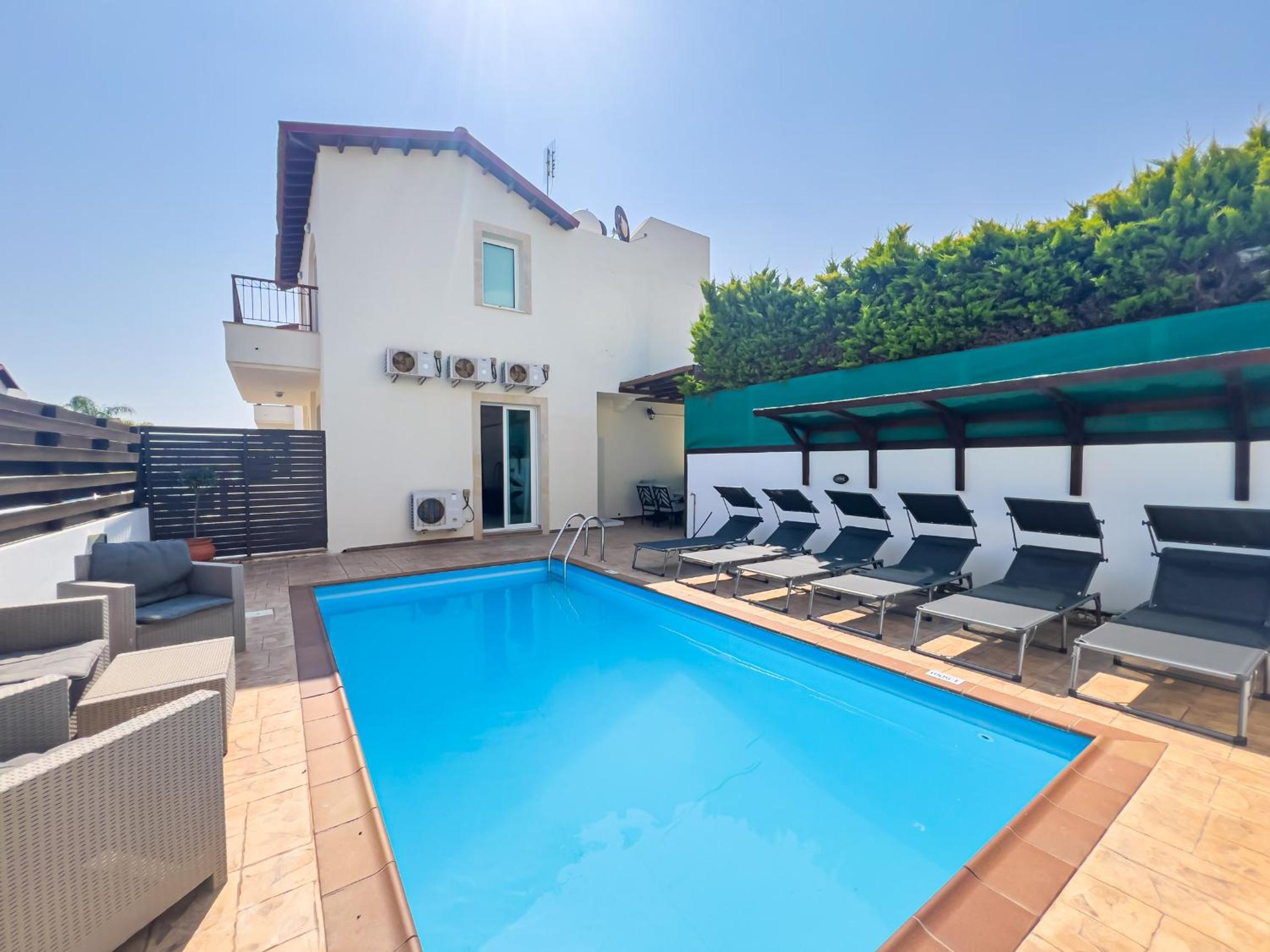 Villa Melinda - Beach & Pool Retreat