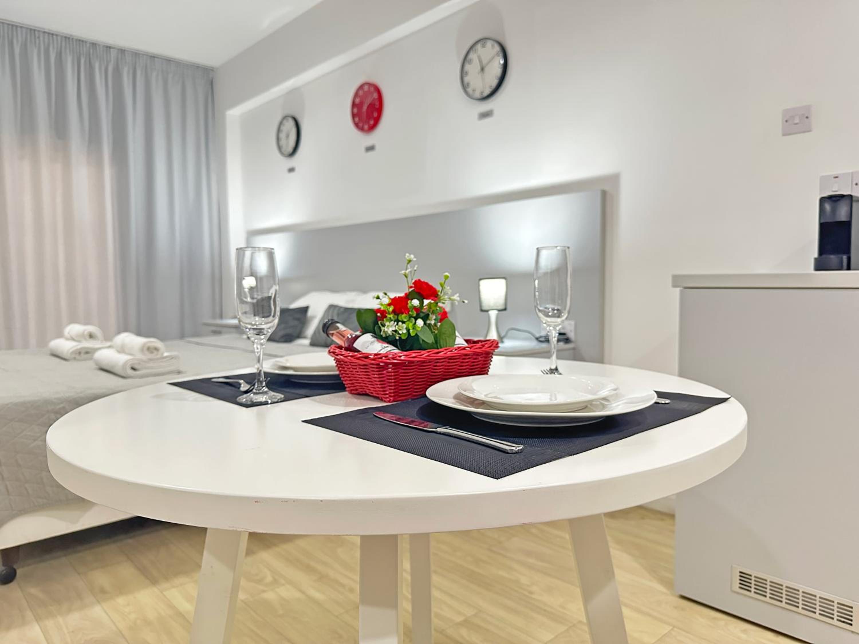 Palmbeach Larnaka Finikoudes - 1min to beach