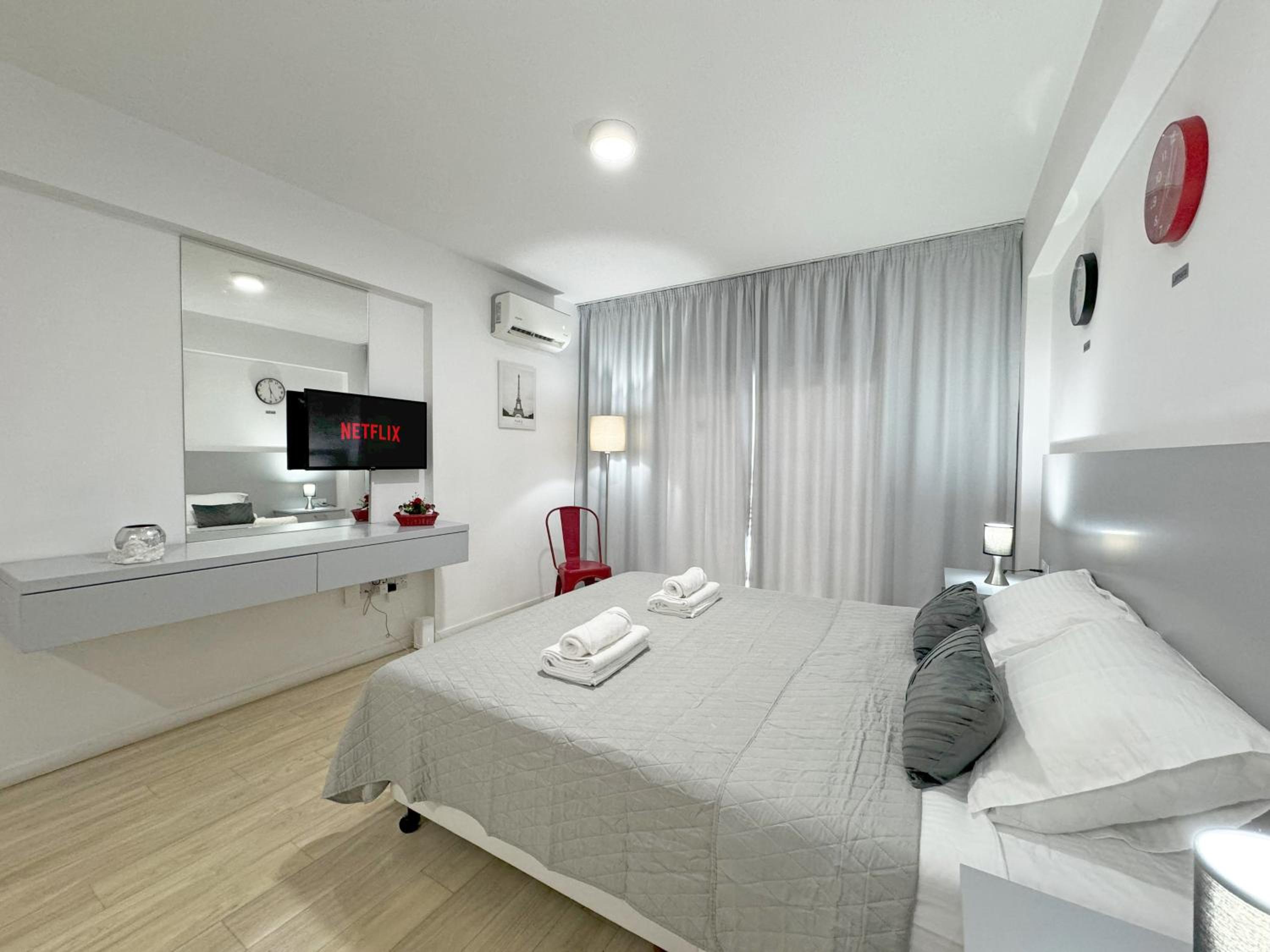 Palmbeach Larnaka Finikoudes - 1min to beach