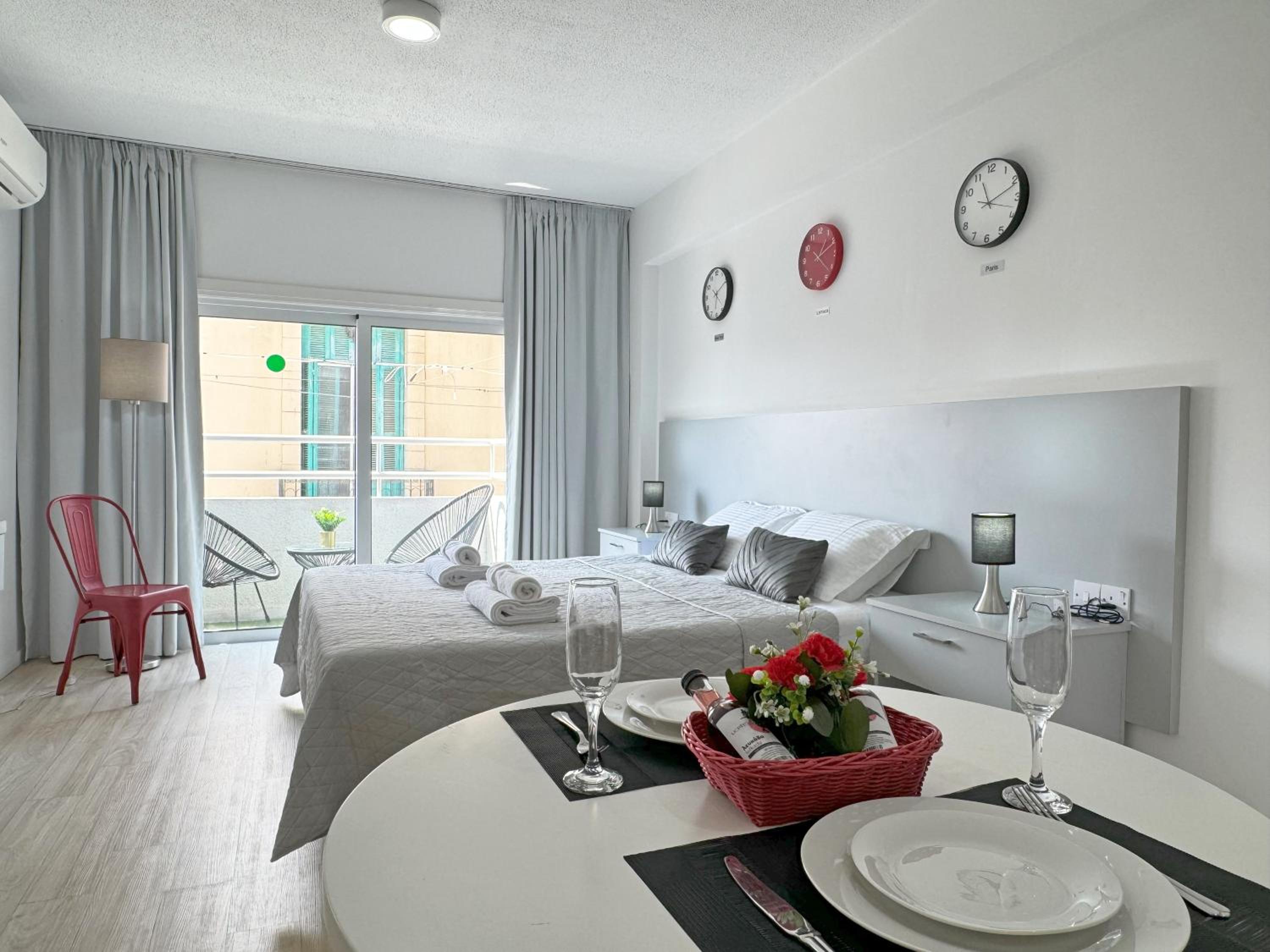 Palmbeach Larnaka Finikoudes - 1min to beach